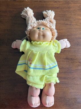 Cabbage Patch Kids Blonde Hair Green Eyes Doll In Logo Outfit